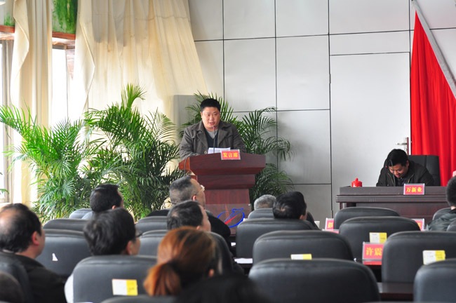 先進(jìn)個人代表上臺發(fā)言